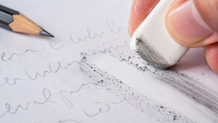 Dlaczego gumka rozmazuje ołówek zamiast go ścierać? Wyjaśniamy wpływ grafitu, twardości ołówka, faktury papieru, nacisku i rodzaju gumki oraz pokazujemy, jak usuwać kreski bez szarych smug.