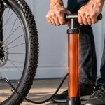 Dlaczego pompka rowerowa robi się gorąca podczas pompowania opony? Wyjaśniamy sprężanie powietrza, wzrost temperatury, tarcie, ciśnienie i kiedy nagrzewanie pompki jest zjawiskiem normalnym w trasie.