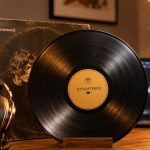 Co oznacza „remastered” przy starej piosence? Wyjaśniamy, jak remastering zmienia głośność, dynamikę, bas i szczegóły nagrania oraz czym różni się od remiksu i oryginalnego masteru w streamingu dziś.