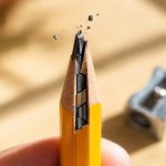 Dlaczego kredka łamie się w środku po upadku? Sprawdź, jak pęka grafit, czemu drewno zostaje całe, jak wykryć uszkodzenie i prawidłowo temperować kredkę bez dalszego kruszenia.