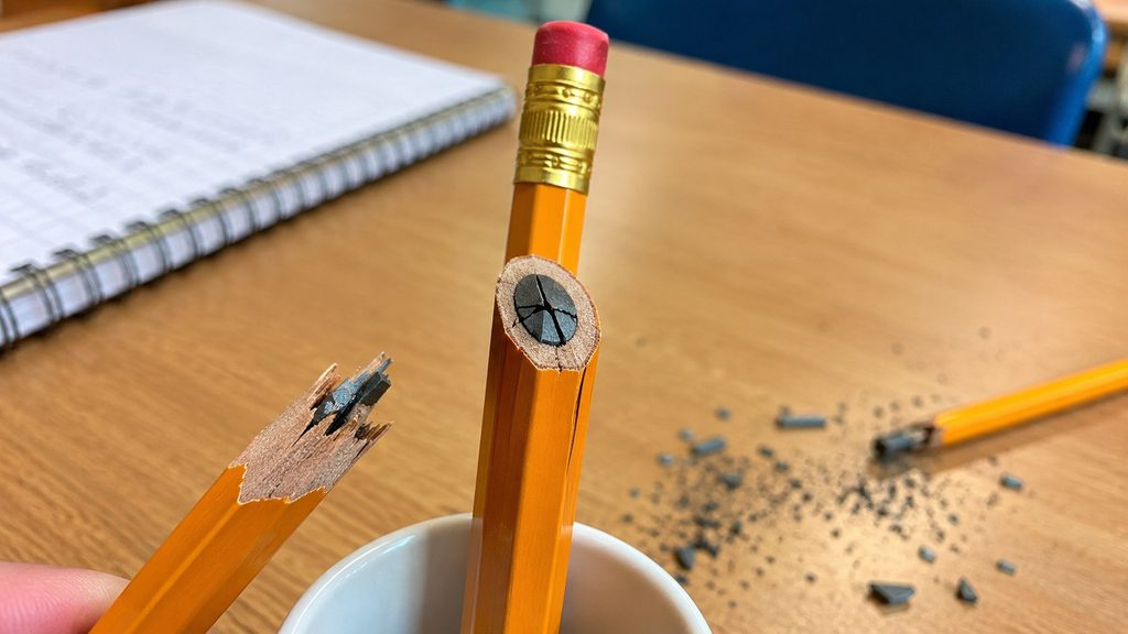 Dlaczego kredka łamie się w środku, choć wygląda na całą? Co naprawdę robi upadek z grafitem