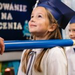 Skąd wzięło się pasowanie na ucznia i dlaczego dyrektor używa wielkiego ołówka? Poznaj historię ślubowania pierwszoklasistów i jego znaczenie.