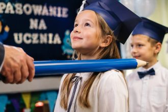 Skąd wzięło się pasowanie na ucznia i dlaczego dyrektor używa wielkiego ołówka? Poznaj historię ślubowania pierwszoklasistów i jego znaczenie.