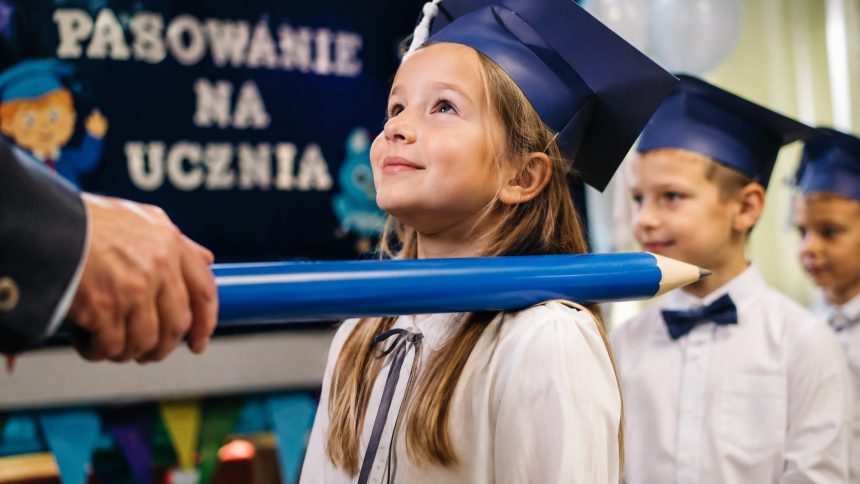 Skąd wzięło się pasowanie na ucznia i dlaczego dyrektor używa wielkiego ołówka? Poznaj historię ślubowania pierwszoklasistów i jego znaczenie.