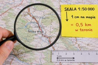 Skala 1:50 000 bez trudnych obliczeń. Sprawdź, ile kilometrów oznacza 1, 2, 5 i 10 cm na mapie oraz poznaj prosty wzór i przykłady.