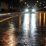 Dlaczego mokra jezdnia nocą oślepia mocniej? Sprawdź, jak warstwa wody zmienia odbicie światła, widoczność pasów i kontrast oraz dlaczego reflektory auta tworzą na asfalcie silne refleksy po deszczu.