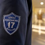 Skąd wzięły się tarcze szkolne i dlaczego uczniowie musieli nosić je na mundurkach? Historia szkolnego symbolu od II RP po czasy PRL.