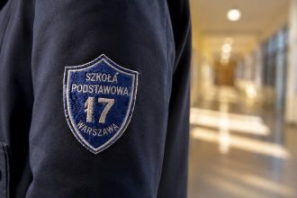 Skąd wzięły się tarcze szkolne i dlaczego uczniowie musieli nosić je na mundurkach? Historia szkolnego symbolu od II RP po czasy PRL.