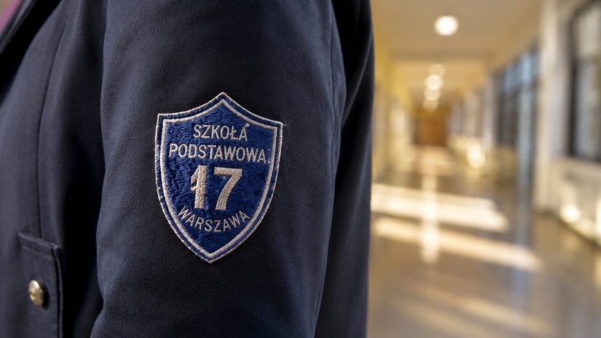 Skąd wzięły się tarcze szkolne i dlaczego uczniowie musieli nosić je na mundurkach? Historia szkolnego symbolu od II RP po czasy PRL.
