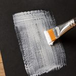 Dlaczego biała farba słabo kryje czarny papier? Wyjaśniamy rolę TiO₂, grubości warstwy i rozpraszania światła oraz pokazujemy, od czego naprawdę zależy krycie białej farby na ciemnym tle.