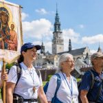 Jak powstała tradycja pieszych pielgrzymek na Jasną Górę? Poznaj początki szlaków z Gliwic, Kalisza, Łowicza i Warszawy oraz ich znaczenie w historii Polski.