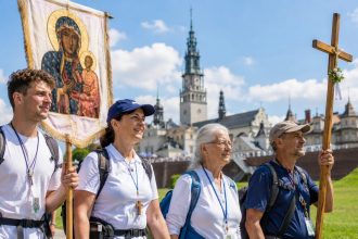 Jak powstała tradycja pieszych pielgrzymek na Jasną Górę? Poznaj początki szlaków z Gliwic, Kalisza, Łowicza i Warszawy oraz ich znaczenie w historii Polski.
