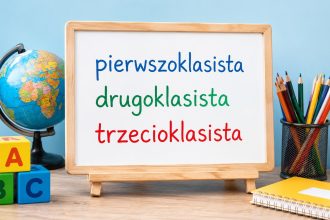 Pierwszoklasista czy pierwszo klasista? Sprawdź poprawną pisownię, odmianę i nazwy uczniów od pierwszej do ósmej klasy. Praktyczne przykłady do dokumentów, ogłoszeń i wiadomości szkolnych.