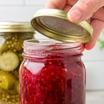 Dlaczego zakrętka słoika strzela przy otwieraniu? Wyjaśniamy podciśnienie, szczelność, pasteryzację i sygnały zepsucia domowych przetworów oraz kiedy zawartość trzeba wyrzucić bez próbowania od razu.
