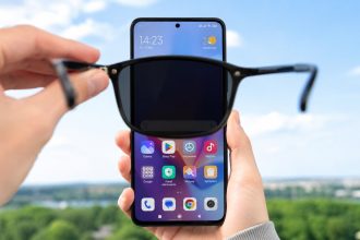 Ekran telefonu robi się czarny po założeniu okularów polaryzacyjnych? Sprawdź, dlaczego filtr blokuje światło wyświetlacza, kiedy pomaga obrót telefonu i czy dotyczy to OLED.