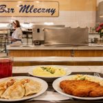 Skąd wzięły się bary mleczne? Pierwszy powstał w 1896 roku. Sprawdź historię mleczaków, ich rolę w PRL, menu, dotacje i zasady działania w Polsce w 2026 roku.