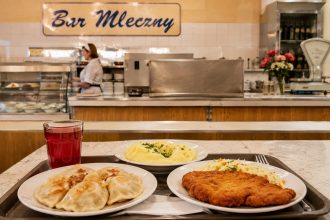 Skąd wzięły się bary mleczne? Pierwszy powstał w 1896 roku. Sprawdź historię mleczaków, ich rolę w PRL, menu, dotacje i zasady działania w Polsce w 2026 roku.