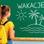 Dlaczego wakacje szkolne w Polsce trwają około dwóch miesięcy? Sprawdzamy historię kalendarza ucznia, dawne terminy, przepisy MEN i to, jak zmieniały się ferie letnie na przestrzeni dekad.