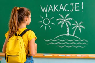 Dlaczego wakacje szkolne w Polsce trwają około dwóch miesięcy? Sprawdzamy historię kalendarza ucznia, dawne terminy, przepisy MEN i to, jak zmieniały się ferie letnie na przestrzeni dekad.