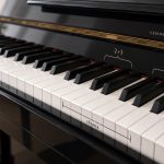 Dlaczego pianino ma 88 klawiszy i po co są czarne klawisze? Wyjaśniamy zakres A0–C8, 52 białe i 36 czarnych klawiszy, półtony, krzyżyki, bemole oraz historię współczesnej klawiatury fortepianu dziś.