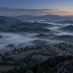 Mgła w Polsce w nocy 14–15 września 2026 pojawi się lokalnie. Sprawdzamy, gdzie doliny i kotliny zatrzymają chłodne powietrze, jaka będzie widzialność i gdzie ryzyko jest najwyższe rano.