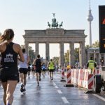 BMW Berlin-Marathon 2026 oznacza zamknięte ulice 26–27 września. Sprawdź godziny blokad, trasę, starty zawodów, komunikację miejską i gdzie śledzić aktualne utrudnienia w Berlinie na żywo.