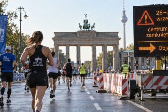 BMW Berlin-Marathon 2026 oznacza zamknięte ulice 26–27 września. Sprawdź godziny blokad, trasę, starty zawodów, komunikację miejską i gdzie śledzić aktualne utrudnienia w Berlinie na żywo.