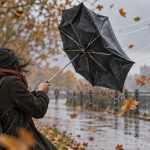 Dlaczego parasol wywija się na lewą stronę podczas wiatru? Wyjaśniamy fizykę ciśnienia, rolę porywów, kształtu czaszy i prędkości powietrza oraz podpowiadamy, jak ograniczyć ryzyko jesienią.