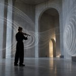 Muzyka site-specific powstaje dla konkretnego miejsca. Wyjaśniamy, jak akustyka, pogłos, architektura i dźwięki otoczenia zmieniają utwór po przeniesieniu go do innej przestrzeni oraz sposób odbioru.