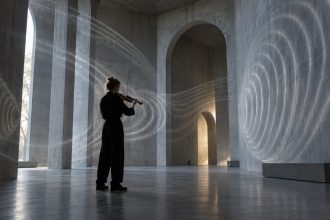 Muzyka site-specific powstaje dla konkretnego miejsca. Wyjaśniamy, jak akustyka, pogłos, architektura i dźwięki otoczenia zmieniają utwór po przeniesieniu go do innej przestrzeni oraz sposób odbioru.