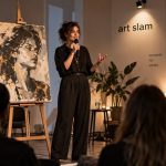Art slam łączy sztukę tworzoną na żywo, presję czasu, publiczność i głosowanie. Wyjaśniamy, jak działa ten format oraz kiedy opowieść artysty może wpłynąć na odbiór pracy i wybór widzów. w praktyce.