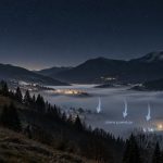 Inwersja temperatury sprawia, że nocą dno doliny może być chłodniejsze niż wyższy stok. Wyjaśniamy spływ zimnego powietrza, mgłę, przymrozki i warunki sprzyjające temu zjawisku lokalnie.