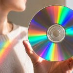 Dlaczego na płycie CD pojawia się tęcza? Odpowiadają za nią mikroskopijne ścieżki działające jak siatka dyfrakcyjna. Wyjaśniamy, jak CD rozdziela białe światło na kolory.
