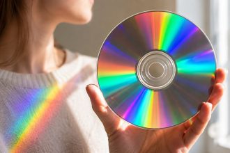 Dlaczego na płycie CD pojawia się tęcza? Odpowiadają za nią mikroskopijne ścieżki działające jak siatka dyfrakcyjna. Wyjaśniamy, jak CD rozdziela białe światło na kolory.