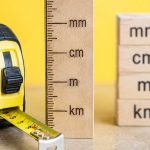 Milimetry, centymetry, metry i kilometry bez pomyłek: poznaj zasady przeliczania jednostek długości, mnożniki SI, przykłady i sposób na szybkie sprawdzenie wyniku bez przesuwania przecinka.