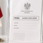 Numer PESEL powstał, by uporządkować rozproszone ewidencje ludności. Sprawdzamy jego historię, znaczenie 11 cyfr, rozwój rejestru oraz rolę PESEL w Polsce dziś.