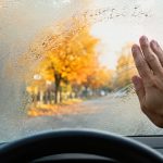 Dlaczego szyby samochodu parują od środka jesienią? Wyjaśniamy rolę temperatury szkła, punktu rosy, klimatyzacji i wilgoci w kabinie oraz jak szybko odzyskać widoczność.