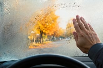 Dlaczego szyby samochodu parują od środka jesienią? Wyjaśniamy rolę temperatury szkła, punktu rosy, klimatyzacji i wilgoci w kabinie oraz jak szybko odzyskać widoczność.