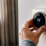 Kiedy włączyć ogrzewanie w mieszkaniu? Sprawdź, dlaczego 18, 19 i 20°C to za mało, by podjąć decyzję, oraz jak ocenić wilgotność, wychłodzenie ścian i komfort jesienią.