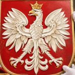 Dlaczego Polska ma godło z białym orłem i skąd wzięła się korona? Historia Orła Białego od Piastów, przez PRL, aż po przywrócenie korony po upadku komunizmu.
